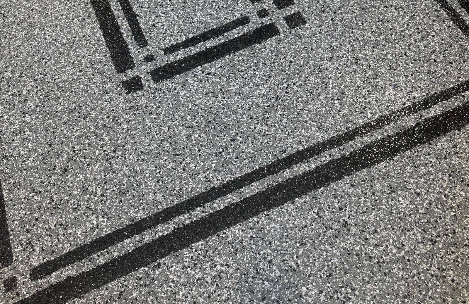Flake floor coating with a dark inlaid border, Des Moines Iowa